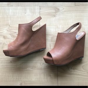 STEVE MADDEN CAMEL PEEP TOE WEDGE - 7.5 Leather